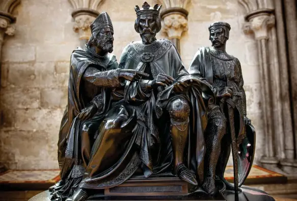  ?? SALISBURY CATHEDRAL LIBRARY / BRIDGEMAN / ACI ?? CESIÓN DE PODER A LA NOBLEZA Esta estatua de bronce de la sala capitular de la catedral de Salisbury recrea el momento de la firma de la Carta Magna por parte del rey Juan.