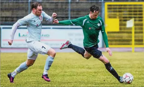  ??  ?? Martin Trinkler (rechts) gewann mit dem SC  Weimar bei Wacker Gotha :. Beide Tore schoss Denis Jäpel in Hälfte zwei. Foto: Falk Böttger