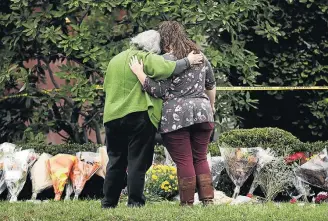  ?? MATT ROURKE/AP ?? Memorial. Moradores de Pittsburgh homenageia­m vítimas de ataque a tiros em sinagoga