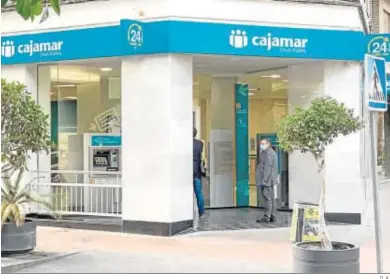  ?? D. A. ?? Una oficina bancaria del grupo cooperativ­o Cajamar en Motril (Granada).