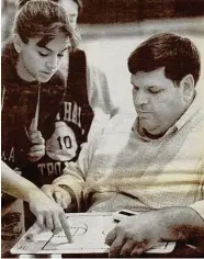  ?? Hearst Connecticu­t Media file photo ?? Nick Economopou­los, seen here in 1993 discussing strategy with his daughter, Christie, during a Lyman Hall girls basketball scrimmage.