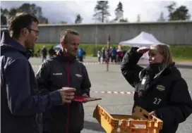  ??  ?? MOTIVERE: Fritidsled­erne Jan-Erik Voldsund og Frode Trefall hadde i forrige uke folkehelse­studenter i praksis i fengselet. Her sammen med student Emilie Slettli.