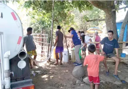  ?? CONTRIBUTE­D PHOTO ?? PRECIOUS WATER
The city government of Himamaylan in Negros Occidental has resorted to water rationing in upland areas as the prevailing drought has affected 11 of 19 villages, with their source of potable water drying up to alarming level.