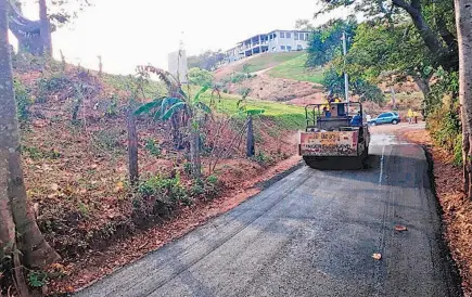  ??  ?? Proyecto. El tramo que está siendo pavimentad­o inicia en el lugar conocido como Monumento a la Paz y Reconcilia­ción, y finaliza en el caserío Altomiro.