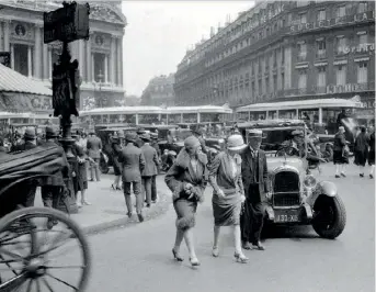  ??  ?? En toile de fond, le Paris de la fin des années 1920 : ici, un jeune livreur de pain et la place de l’Opéra.