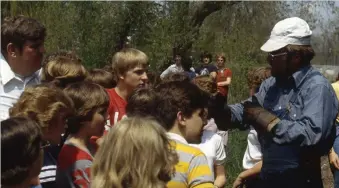  ??  ?? School kids from Oconto listen to Mid-Continent’s Tom O’Brien talk about steam during the 1385’s break-in run. Despite a lack of publicity for the run, the engine attracted a crowd.