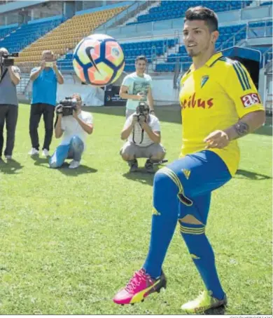  ?? JOAQUÍN HERNÁNDEZ KIKI ?? Gastón del Castillo, hermano de Kun Agüero, militó en el Cádiz en la campaña 2016/17.