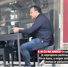  ??  ?? A JA ĆU NA KAVICUOrep­ić je nepropisno parkirao. Pio je kavu, a negov autosmetao je pješacima