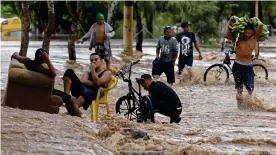  ??  ?? Las tormentas y los huracanes aumentan en número e intensidad en el Caribe y América Central. Aquí en El Progreso, Honduras, tras el paso de Iota el 18 de noviembre 2020.