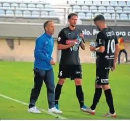  ?? ERASMO FENOY ?? Fran Alcoy da instruccio­nes a dos de sus jugadores en el Nuevo Mirador.