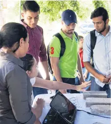  ??  ?? ENTUSIASMO. Estudiante­s en una feria de emprendedo­res realizada por una universida­d de San Pedro Sula.