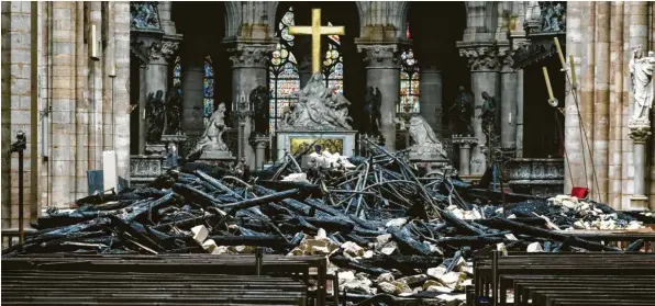  ?? Foto: Ludovic Marin, afp ?? Ein Blick ins Innere von Notre-Dame zeigt das ganze Ausmaß der Zerstörung. Vor der Pietà liegen Trümmer. Ein Turm und Teile der Gewölbe stürzten ein.
