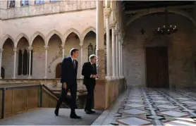  ?? AFP ?? Quim Torra, presidente de Cataluña (der.), recibió a su par español, Pedro Sánchez, en el palacio de la Generalita­t, en Barcelona.