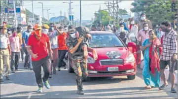  ?? AFP ?? Rescuers evacuate people after a gas leak at a chemical plant in Andhra Pradesh’s Visakhapat­nam on Thursday.