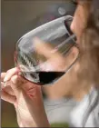  ??  ?? Le vin français vendu à l’étranger l’est à un prix plus élevé que le vin italien ou espagnol