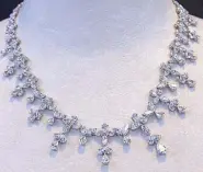  ??  ?? Ice, ice, baby: A neckpiece dripping with diamonds