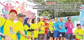  ??  ?? TANGAU (tengah) menyempurn­akan pelepasan KPJ Sabah Colour Run 2018 di Taman Awam, Teluk Likas. Turut kelihatan Jenifer (empat kiri) dan Miranda (tiga kiri).