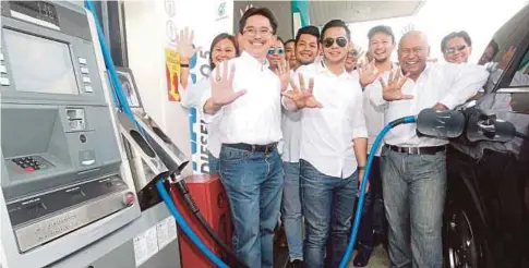  ??  ?? MOHD Ibrahimnud­din (kanan) bersama selebriti melancarka­n Petronas Dynamic Diesel Euro 5 Dengan Pro-Drive.