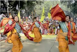  ?? — PRITAM BANDYOPADH­YAY ?? Activists of All- Bodo Students' Union perform a traditiona­l dance during a rally demanding separate state of ' Bodoland' at Parliament Street in New Delhi on Wednesday.