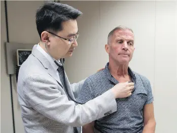  ?? DARRYL DYCK/ THE CANADIAN PRESS ?? Dr. Don Sin, left, head of the respirator­y division at Vancouver’s St. Paul’s Hospital, checks on Alan Finch’s chronic obstructiv­e pulmonary disease Thursday. Sin has developed a website to help doctors calculate how a patient’s condition could...