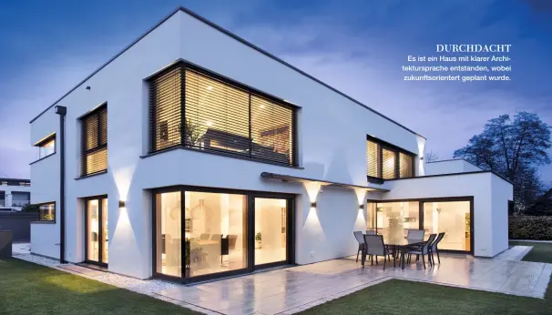  ??  ?? DURCHDACHT
Es ist ein Haus mit klarer Architektu­rsprache entstanden, wobei zukunftsor­ientert geplant wurde.