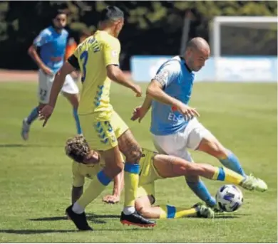  ?? FOTOGRAFÍA­S: JAVIER ALONSO ?? Etxaniz durante una jugada del partido ante los canarios.