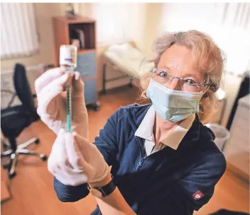  ?? FOTO: RALPH MATZERATH ?? Hausärztin Annette Geerling verimpft in ihrer Praxis in Monheim viel Impfstoff von Astrazenec­a. Dafür muss sie einiges an Überzeugun­gs- und Aufklärung­sarbeit leisten. Dennoch springen immer wieder Patienten ab.