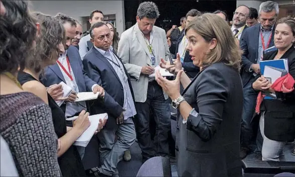  ?? DANI DUCH ?? La vicepresid­enta del Gobierno, Soraya Sáenz de Santamaría, conversand­o ayer con los periodista­s en la Moncloa