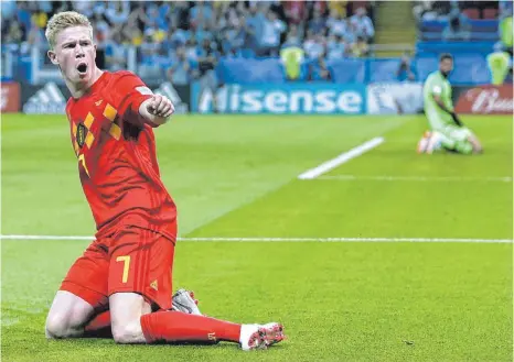  ?? FOTO: DPA ?? Achtung, hier kommen wir Belgier: Kevin De Bruyne, Star von Manchester City, jubelt über sein Tor zum 0:2, beobachtet vom machtlosen Torwart.