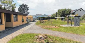  ?? FOTO: HEIDI KELLER ?? Auf dem öffentlich­en Spielplatz wird der neue Baukörper für die Kindertage­sstätte Seegaddel entstehen. Außerdem wird für die Erdwärmeso­nden für die Geothermie gebohrt. Für dieses Energiekon­zept hat sich der Gemeindera­t am Montagaben­d einstimmig...