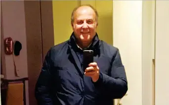  ??  ?? Sorridente ma col viso segnato dalla stanchezza, Gerry Scotti, 64 anni, si è scattato un selfie nell’ingresso di casa