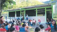  ??  ?? LOCAL. El nuevo edificio de la escuela de la comunidad de Los Laureles fue inaugurado por las autoridade­s municipale­s.