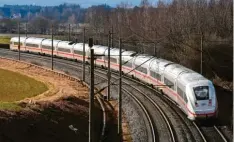  ?? Foto: Merk (Archivbild) ?? Wie soll die Bahnstreck­e zwischen Neu‰Ulm und Augsburg ausgebaut werden? Die Bürgerinit­iative sucht das Gespräch mit den Landräten.