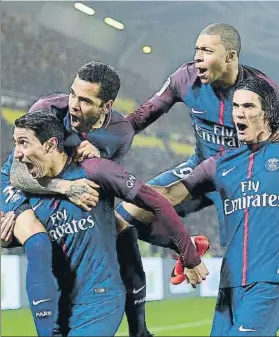  ?? FOTO: AP ?? Di María decide Dani Alves le abraza en presencia de Cavani y Mbappé