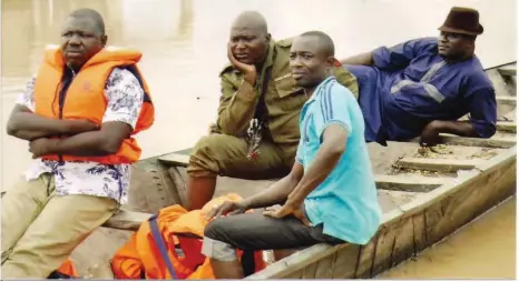  ??  ?? Emergency officials on canoe in Gurunji, Borgu local government