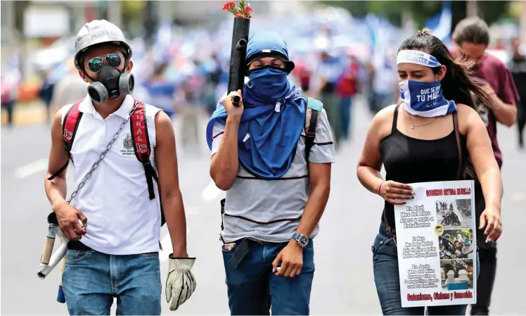  ?? Foto: Reuters/Oswaldo Rivas ?? Junge Demonstran­ten gegen den alten Regenten Daniel Ortega auf den Straßen Managuas am 4. August