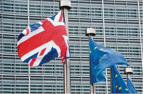  ?? Symbolfoto: Mauro Bottaro, European Union, dpa ?? Noch weht die britische Fahne vor dem Gebäude der EU Zentrale in Brüssel. Die Briten, die in unserer Region leben, sie skeptisch, wie es nach dem Brexit weiter geht. Auch die Iren sind betroffen.