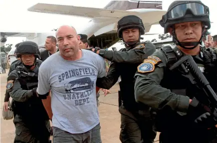  ?? PHOTO: AP ?? Joseph Hunter, a former United States Army sniper who became a private mercenary, is pictured in the custody of Thai police commandos after being arrested in Bangkok in September 2013.