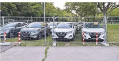  ?? FOTO: PFW ?? Die Neuwagen des Hersteller­s Nissan stehen auf dem Messeparkp­latz aufgereiht.