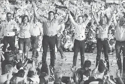  ??  ?? Durante el mitín de Ricardo Anaya en Tampico, en el que congregó a 15 mil personas, prometió terminar con la insegurida­d que azota amplias zonas de Tamaulipas ■ Foto David Castellano­s Terán