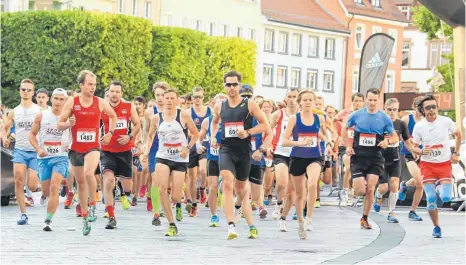  ?? ARCHIVFOTO: ELKE OBSER ?? Im vergangene­n Jahr gewann Benedikt Hoffmann (Mitte, weißes Trikot) den Stadtlauf in Ravensburg. Der Titelverte­idiger ist am Samstag mit am Start.