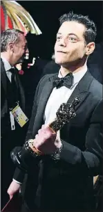  ?? HANDOUT / REUTERS ?? Misión cumplida. El actor estadounid­ense de origen egipcio Rami Malek, tras recoger la estatuilla al mejor actor el pasado domingo en el Dolby Theatre