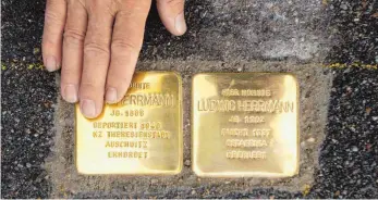  ?? FOTO: ROLAND RASEMANN ?? „Stolperste­ine“gibt es auch in Oberschwab­en. Die beiden Steine hat Demnig in Ravensburg verlegt. Sie erinnern an die Familie Herrmann.