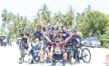  ??  ?? Coach Louis Pang (centre, back) with the state cycling squad that won the U-19 Individual Time Trial and road race at the Junior Cycling Malaysia in Kelantan recently.