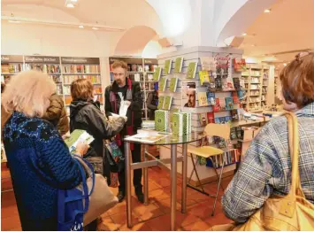  ?? Foto: Michael Hochgemuth ?? Autor T. C. Boyle war am Freitag in Augsburg. Bei Bücher Pustet signierte er sein neuestes Werk „Das Licht“. Viele Fans holten sich ein Autogramm ab.