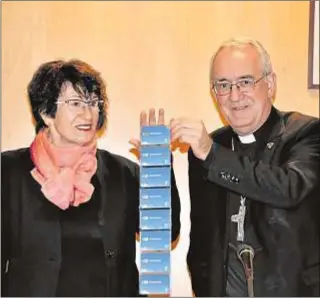  ?? Fotos: Iglesia en Aragón ?? Ángel Pérez Pueyo posa con las tarjetas que se repartirán