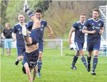  ?? FOTO: HELMUT BUCHER ?? Nendingen steht Kopf: Mit einem Handstand feierte Maurizio Colucci sein 1:0 für den VfL im Kellerduel­l gegen den SV Seitingen-Oberflacht. Die Blau-Weißen gewannen 2:1 und haben nun wieder mehr Hoffnung, die Klasse in der Kreisliga A 2 zu erhalten.