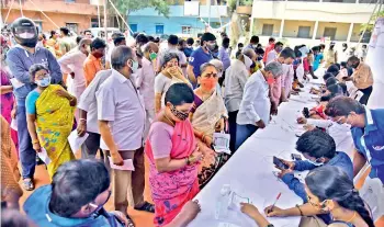  ?? — S. SURENDER REDDY ?? High risk people queue up at the Musheeraba­d government school in Hyderabad on Friday for the Covid-19 vaccinatio­n as part of the special vaccinatio­n drive in the GHMC area.