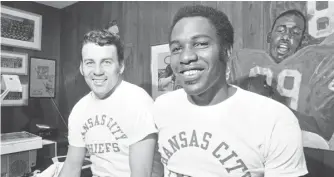  ?? WILLIAM P. STRAETER/AP FILES ?? Quarterbac­k Len Dawson (left) and wide receiver Otis Taylor, pictured in 1971, helped lead the Kansas City Chiefs past the Minnesota Vikings in Super Bowl IV.