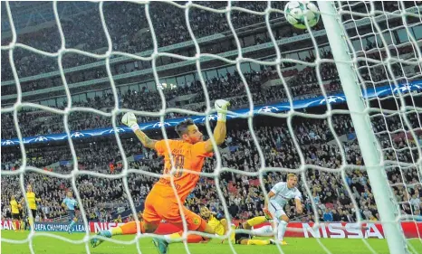  ?? FOTO: AFP ?? Harry Kane überwindet BVB-Keeper Roman Bürki – das 2:1 Tottenhams. Am Ende gewannen die Londoner 3:1.